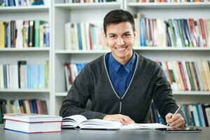 une étudiant dans le bibliothèque photo