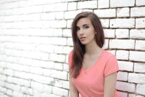 femme sur un mur de briques blanches photo