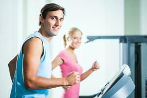 une couple Faire physique des exercices photo