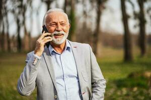 une Sénior homme d'affaire ayant une téléphone conversation photo