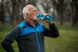 une Sénior homme Faire physique des exercices photo