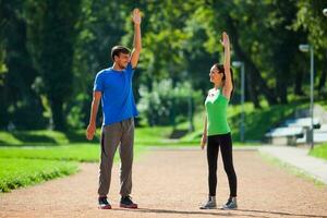 Jeune couple exercice en plein air photo