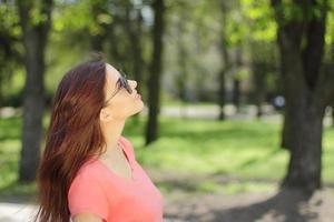 femme regardant dans un parc photo