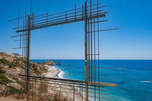 Petra tou romiou berceau d'Aphrodite à Paphos Chypre derrière une construction encadrée