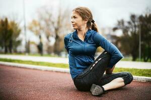 une Jeune femme Faire physique des exercices photo