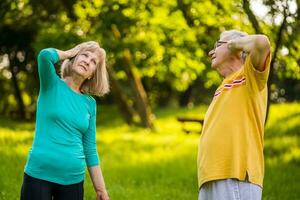 une Sénior couple Faire physique des exercices photo