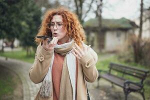 portrait de une Jeune femme avec gingembre cheveux photo