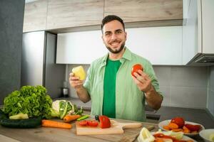 une homme cuisine photo