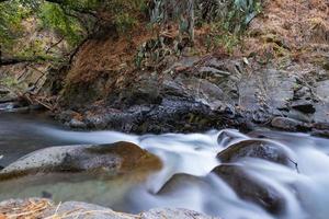 Flux d'eau pure avec un débit régulier sur un terrain de montagne rocheuse dans la forêt de Kakopetria à Troodos Chypre photo