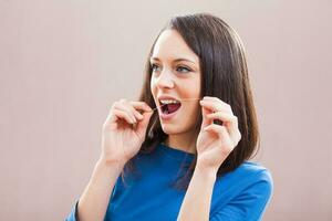 une femme prise se soucier de sa les dents photo