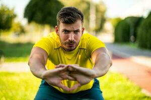 une homme dans une Jaune T-shirt Faire physique des exercices photo