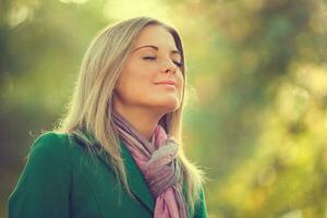 une femme relaxant dans le parc photo