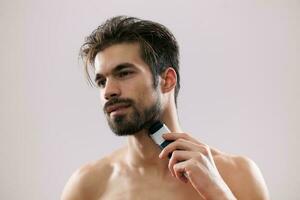 une homme toilettage le sien barbe photo