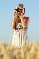 une femme dans une blé champ photo