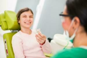 une enfant à le dentiste photo