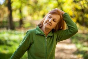 une Sénior femme Faire physique des exercices photo