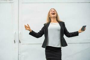 une femme d'affaires en utilisant sa téléphone photo