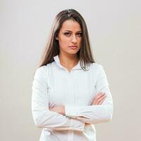 une sérieux femme dans une blanc chemise photo