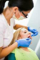 une femme à le dentiste photo