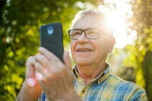 une Sénior homme avec une téléphone photo