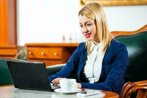 une femme d'affaires à une café magasin photo