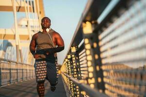 un africain américain homme Faire physique des exercices photo