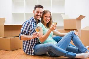 une couple qui déplacé dans une Nouveau maison photo