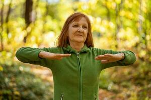 une Sénior femme Faire physique des exercices photo