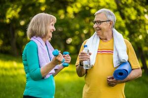 une Sénior couple Faire physique des exercices photo