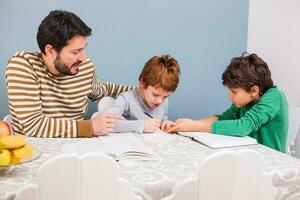 une père portion le sien des gamins avec le devoirs photo