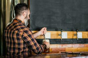 portrait de une homme qui travaux comme une barman photo