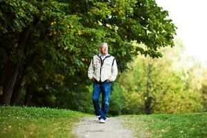 une Sénior homme randonnée photo