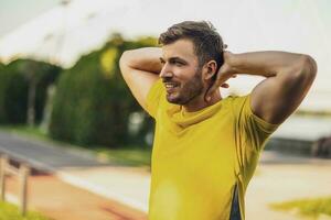 une homme dans une Jaune T-shirt Faire physique des exercices photo