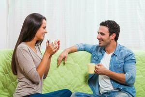 portrait de une Jeune couple en buvant café photo