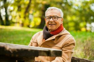 une Sénior homme dans le parc photo