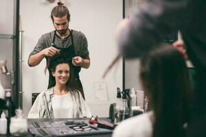 une femme à une cheveux salon photo