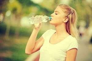 une femme en buvant l'eau photo