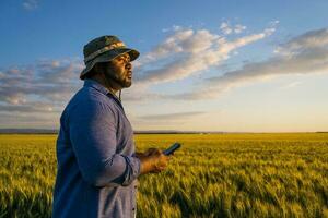 afro agriculteur permanent dans une blé champ photo