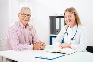 une patient dans une médecins Bureau photo