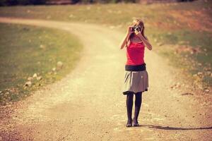 une femme avec une caméra photo