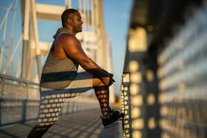 un africain américain homme Faire physique des exercices photo