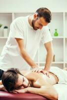 une homme avoir une massage photo