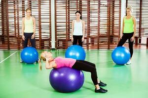 femmes Faire physique des exercices photo