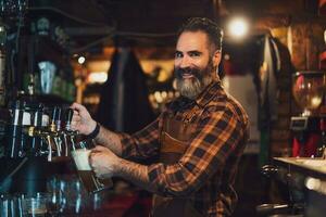 portrait de une homme qui travaux comme une barman photo