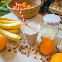 en bonne santé protéine secouer sur table avec des fruits et des légumes Ingrédients autour photo