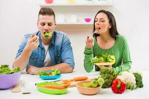 une couple en mangeant ensemble photo