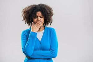 portrait de somnolent afro femme avec une bleu cardigan photo