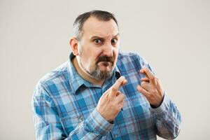 portrait de une homme avec bleu plaid chemise photo