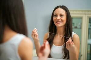 une femme qui prend se soucier de sa les dents photo