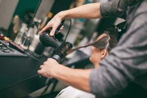 une femme à une cheveux salon photo